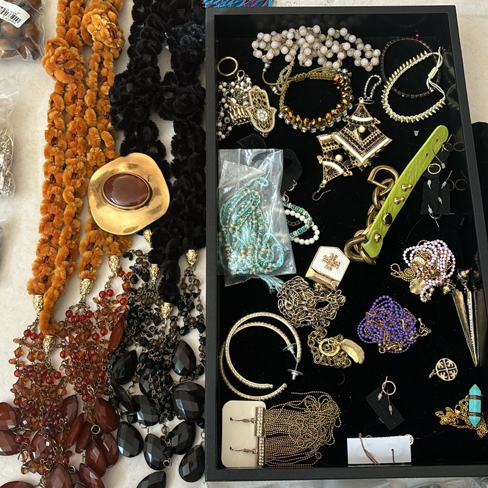 JEWELRY - Picture 2 of 3